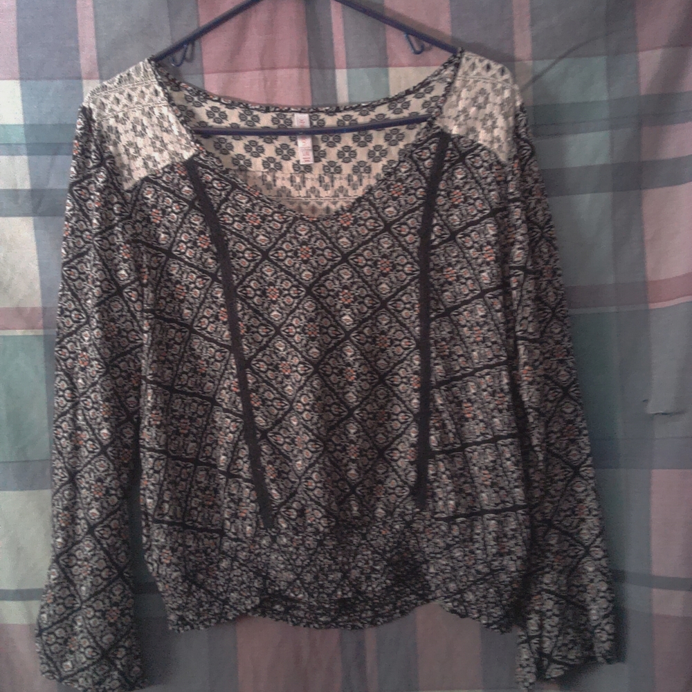 Xhilaration Black and Cream Geometric Women's Top